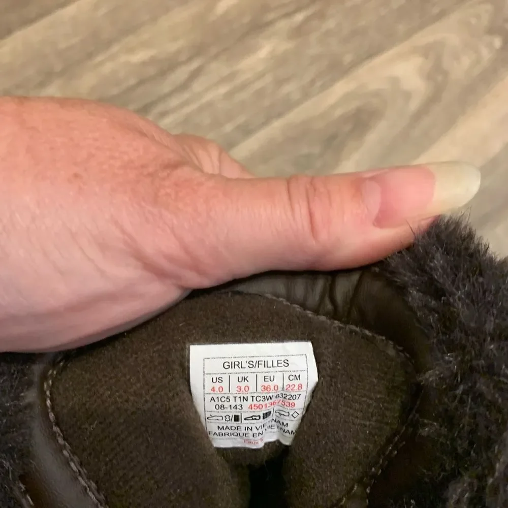 The North Face Girls Boots.  Size: 4.  Faux fur lined.